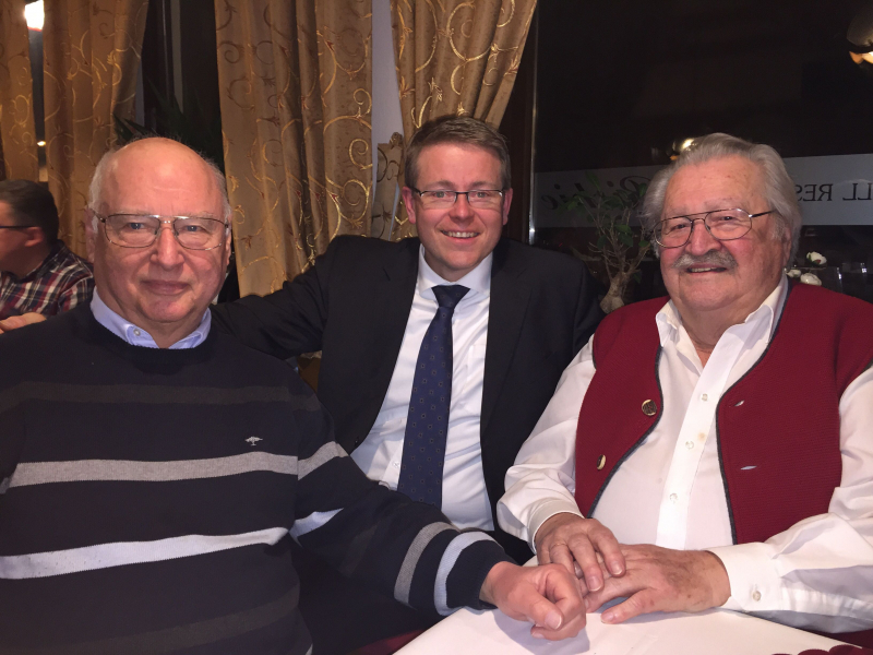 Neue Ehrenmitglieder: Björn Bangert (l), Adi Binder (r) mit erstem Vorsitzenden Gabor Fischer (m)